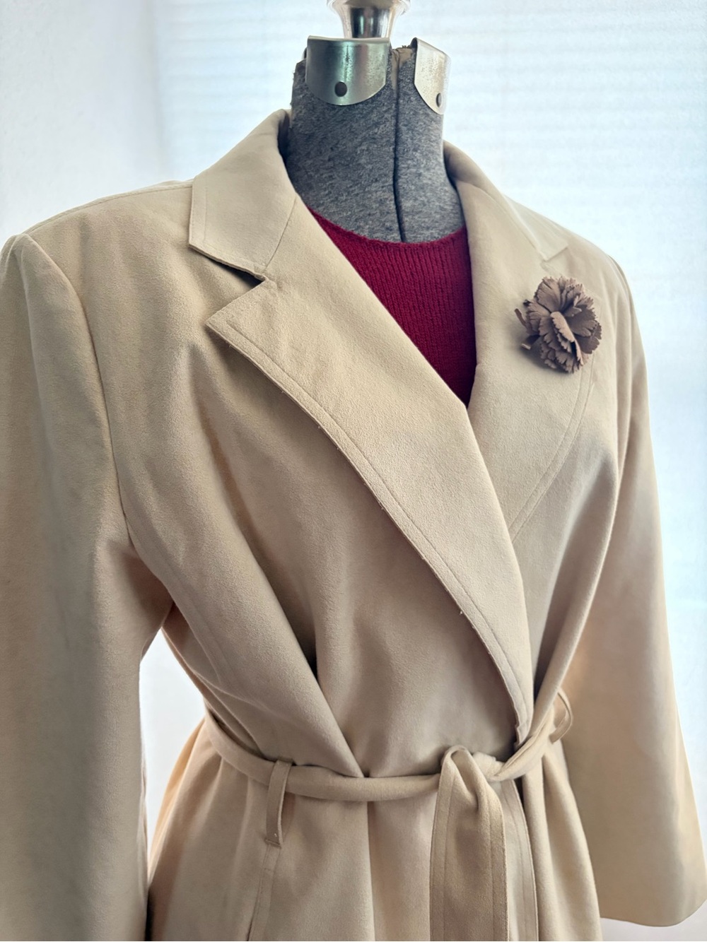 Vintage 1970s tan open-front faux suede belted trench coat w/faux suede brooch - Picture 2 of 10